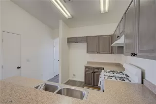 Photo #6: 2112717 Listing