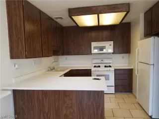 Photo #3: 2112806 Listing