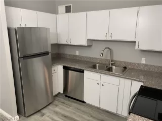 Photo #3: 2112848 Listing