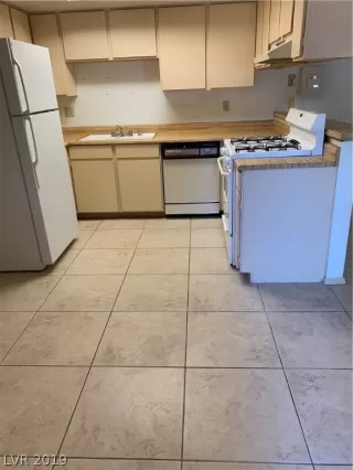 Photo #5: 2112875 Listing