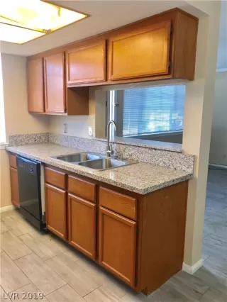 Photo #5: 2112889 Listing