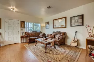 Photo #4: 2112991 Listing