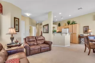 Photo #5: 2114289 Listing