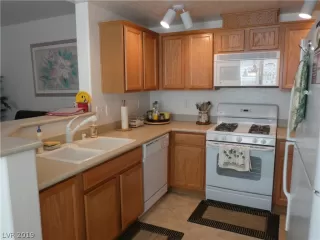 Photo #5: 2114419 Listing