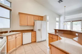 Photo #3: 2121697 Listing