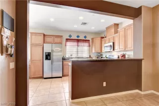 Photo #5: 2121698 Listing