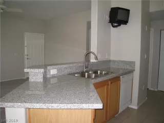 Photo #5: 2121958 Listing