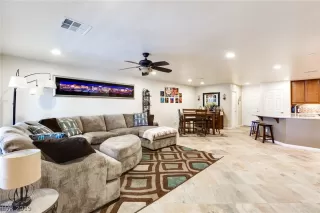 Photo #5: 2124917 Listing