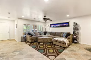 Photo #6: 2124917 Listing