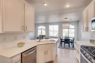 Photo #5: 2125215 Listing