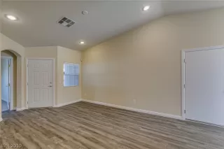 Photo #5: 2126450 Listing