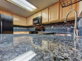 Photo #5: 2126569 Listing 