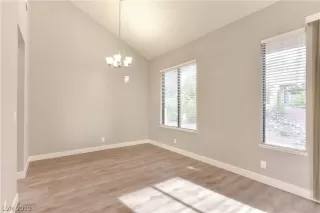 Photo #4: 2126982 Listing