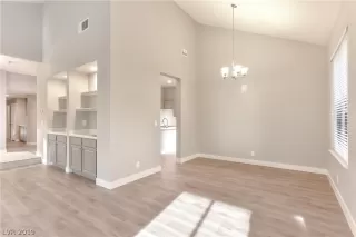 Photo #5: 2126982 Listing