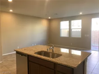 Photo #4: 2127084 Listing