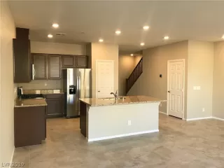 Photo #5: 2127084 Listing
