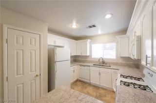 Photo #3: 2127807 Listing