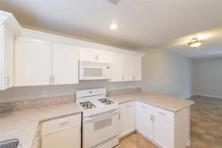 Photo #5: 2127807 Listing