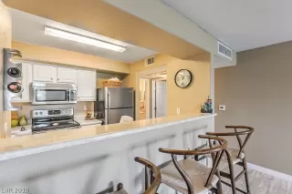 Photo #5: 2127846 Listing