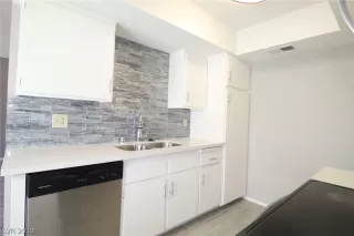 Photo #6: 2127894 Listing