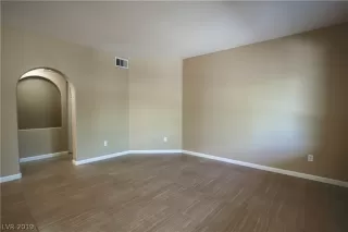 Photo #4: 2127925 Listing