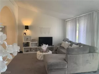 Photo #4: 2128658 Listing