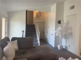 Photo #5: 2128658 Listing