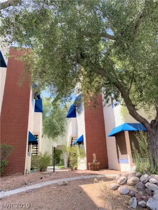 Photo #5: 2128683 Listing