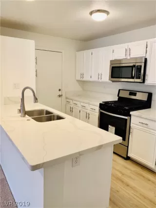 Photo #5: 2129157 Listing 