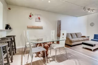 Photo #5: 2130978 Listing