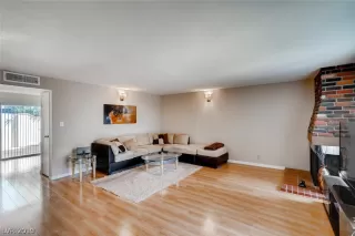 Photo #4: 2131435 Listing