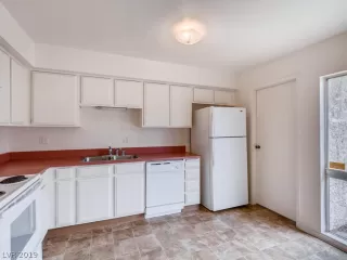 Photo #5: 2131617 Listing