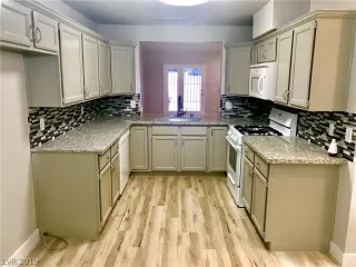 Photo #5: 2135066 Listing 