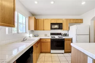 Photo #5: 2135685 Listing