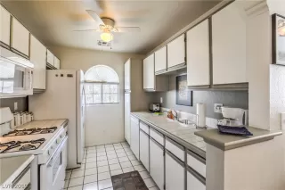 Photo #5: 2135785 Listing