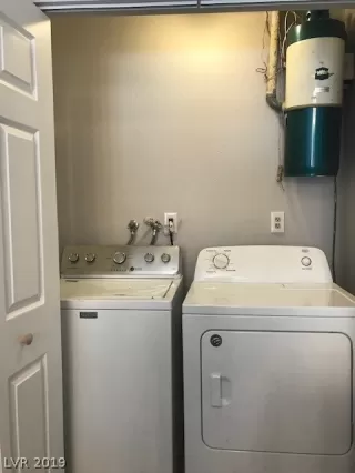 Photo #5: 2136887 Listing 