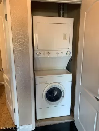 Photo #5: 2136975 Listing 