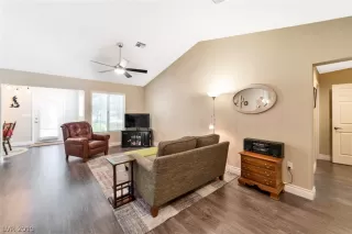 Photo #2: 2137023 Listing