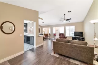 Photo #3: 2137023 Listing