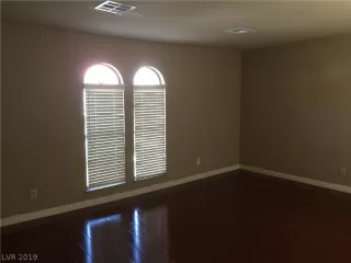 Photo #3: 2137091 Listing