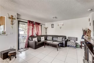 Photo #5: 2137121 Listing