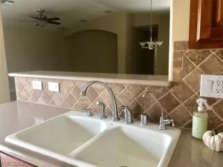 Photo #5: 2137993 Listing