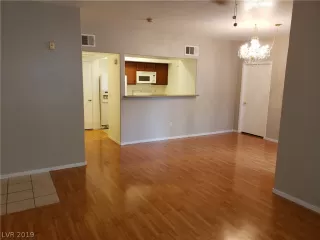 Photo #5: 2139683 Listing