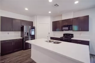 Photo #3: 2139898 Listing