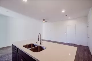 Photo #4: 2139898 Listing