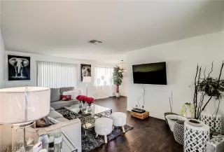 Photo #4: 2140465 Listing 