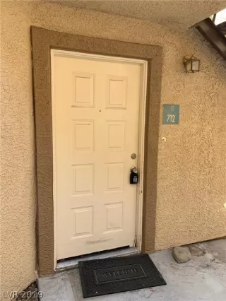 Photo #3: 2141131 Listing