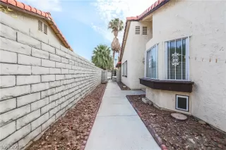 Photo #1: 2141885 Listing