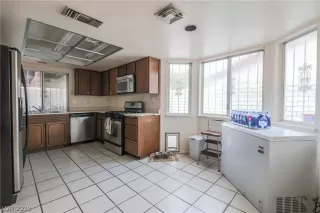 Photo #4: 2141885 Listing