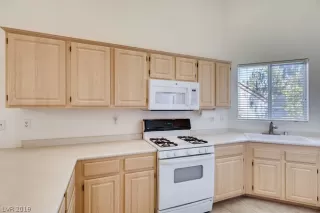 Photo #5: 2142181 Listing